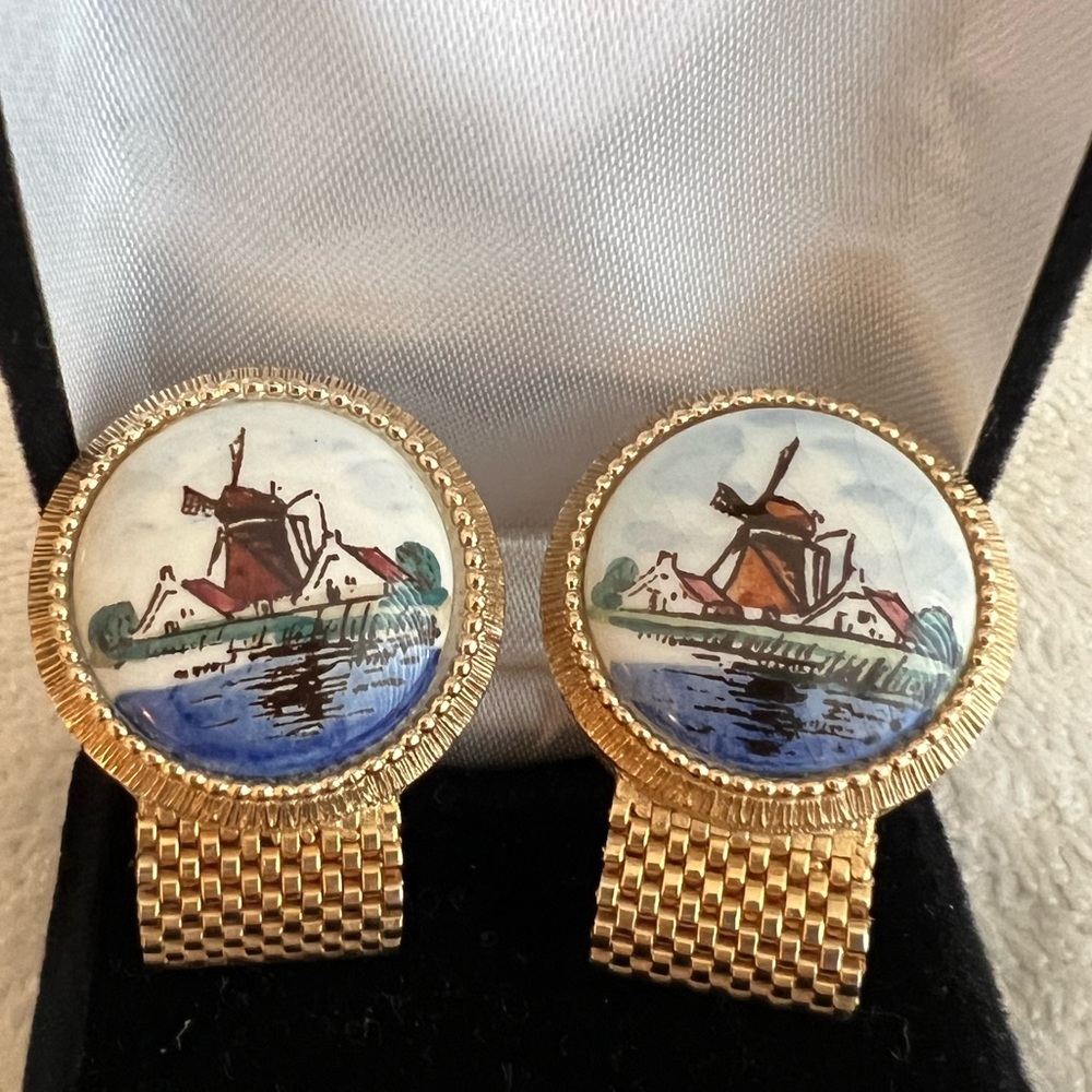 Vintage Delft Ceramic Wrap-around mesh cuff links.